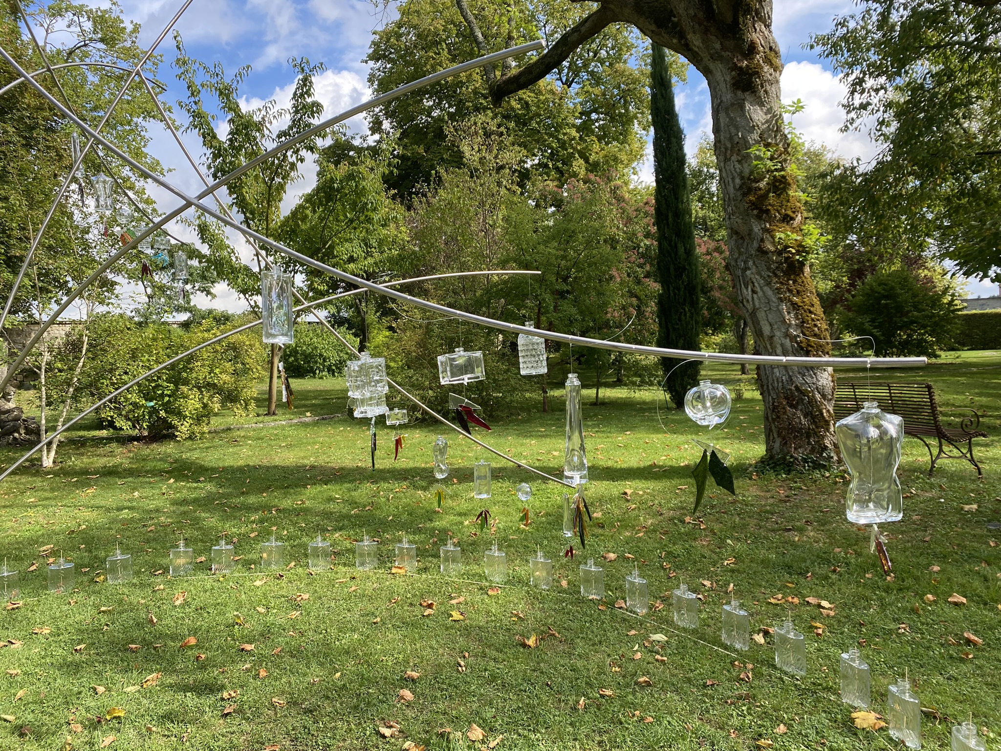 L'Arbre aux 400 flacons se trouve dans l'arboretum.